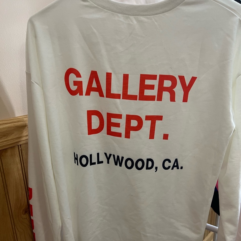 Gallery Dept. white red/orange on the letter !